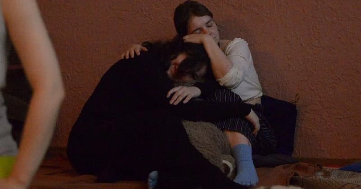 Афиша «Длинный летний вечер — обнимательная вечеринка»