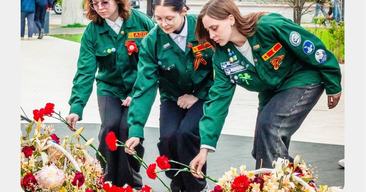 Памятный митинг у стелы «Город трудовой доблести»
