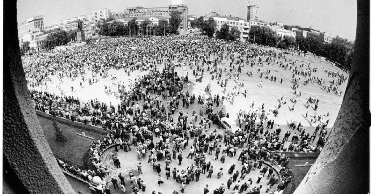 Афиша «Пост-Свердловск: фотография начала 1990-х годов»