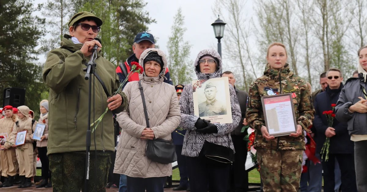 Церемония перезахоронения воина в д. Слободская