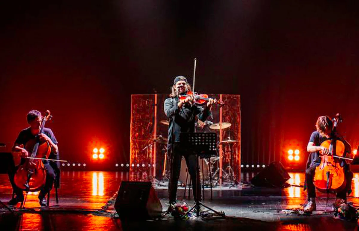 Афиша «ATOMIC CELLOS. РОК-ХИТЫ НА ВИОЛОНЧЕЛЯХ ПРИ СВЕЧАХ В ОРАНЖЕРЕЕ»
