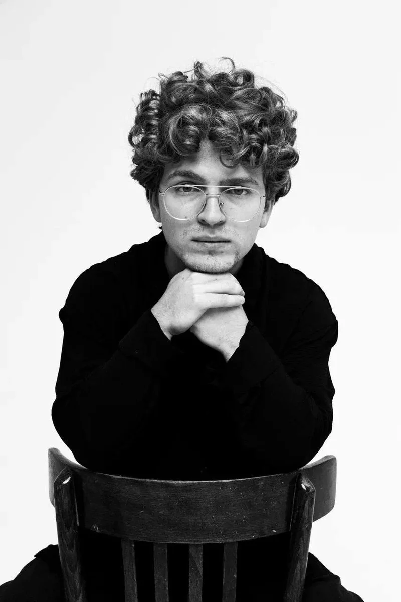 Афиша «Кавер-концерт поющего пианиста Ивана Евтина: Зарубежные хиты 80-х.»