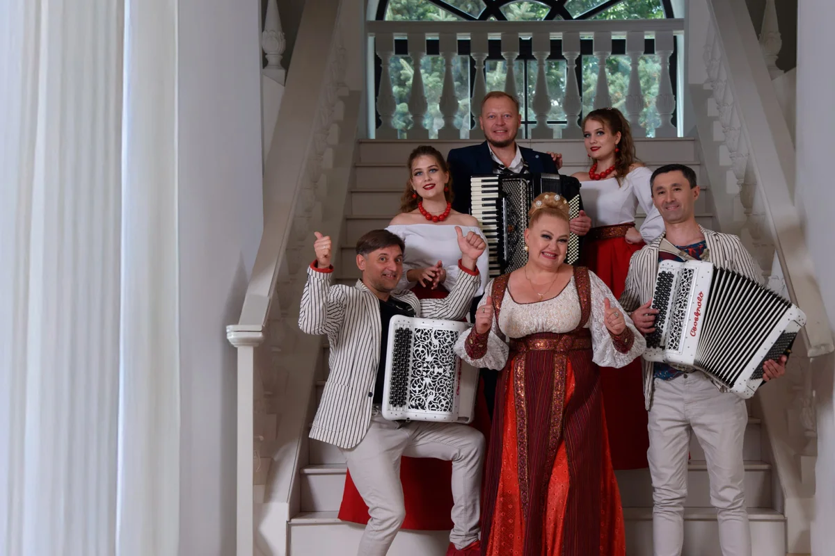 Афиша «Концерт ансамбля "Коробейники", солистка Ю.Учватова. "Новогодний карнавал"»