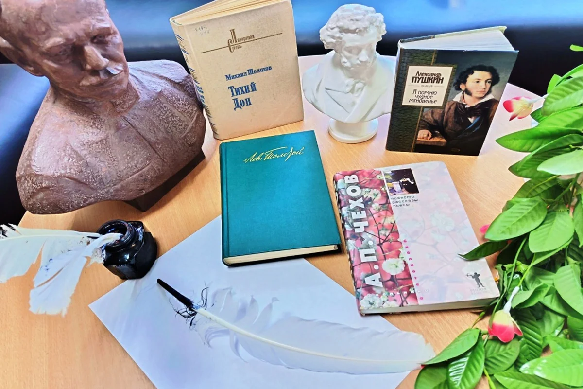 Афиша «Мир книги. Познавательный час»